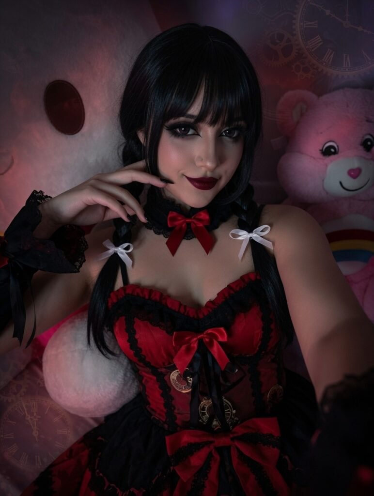 Ele Villa in cosplay di Kurumi Tokisaki da Date A Live con abito gotico rosso e nero