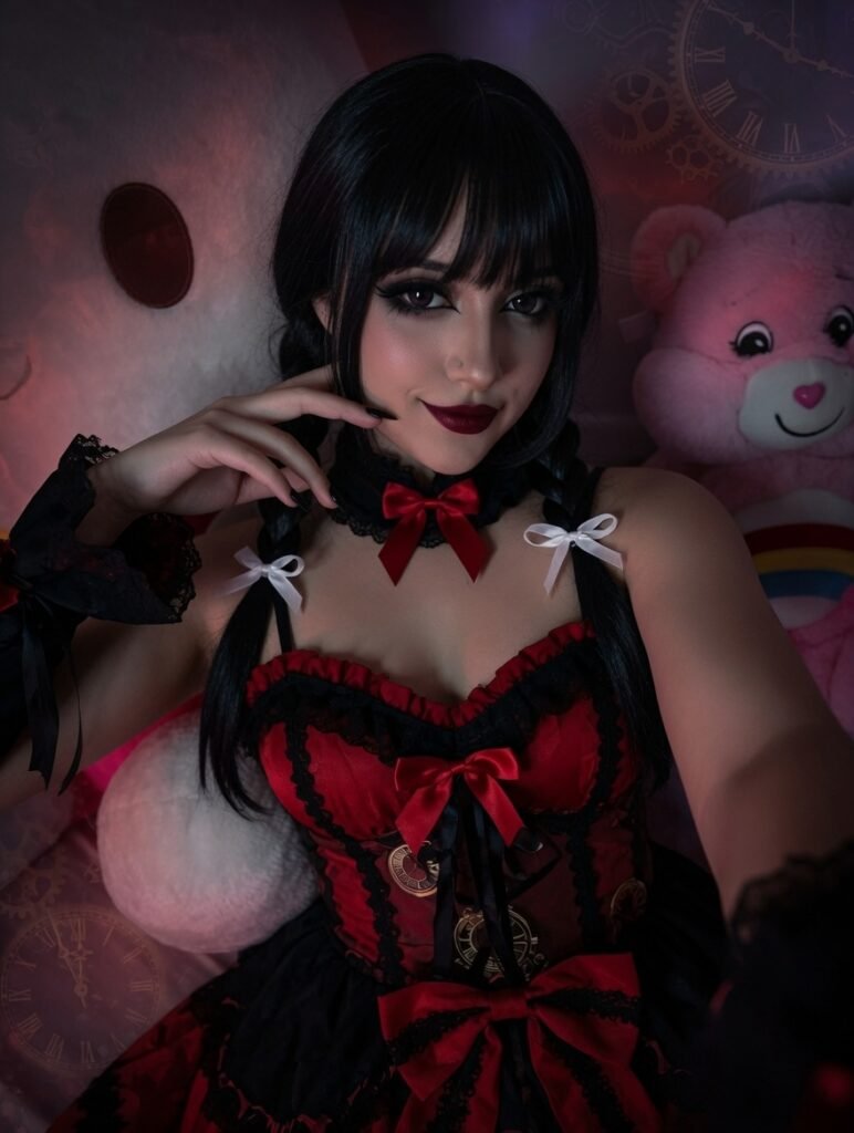 Ele Villa in cosplay Kurumi Tokisaki con abito gotico rosso e nero e atmosfera dark